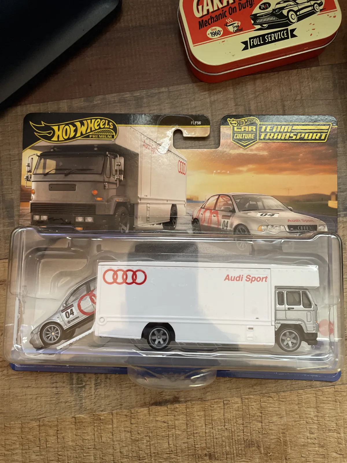 Une pièce de choix pour les amateurs de voitures : l'Audi S4 Quattro et son transporteur Fleet Flyer