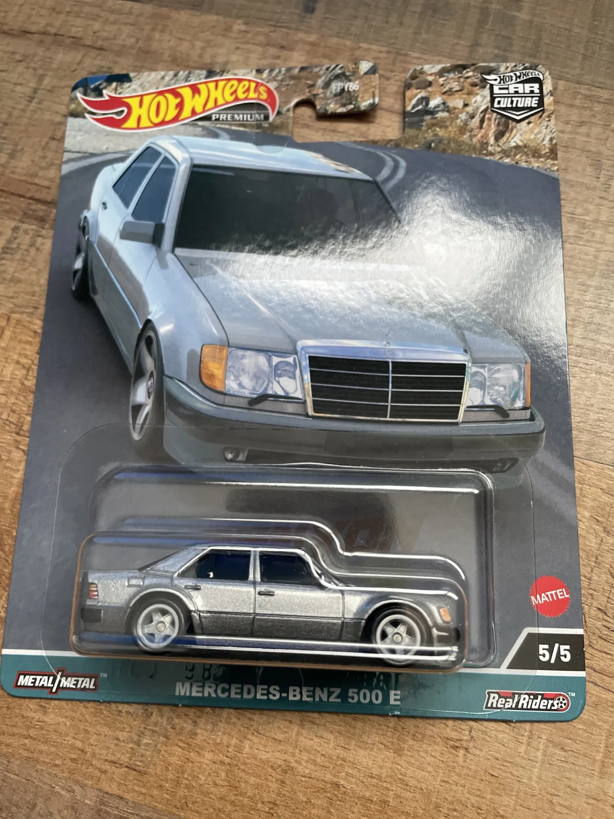Mercedes 500 E : L'élégance Hot Wheels à Perpignan